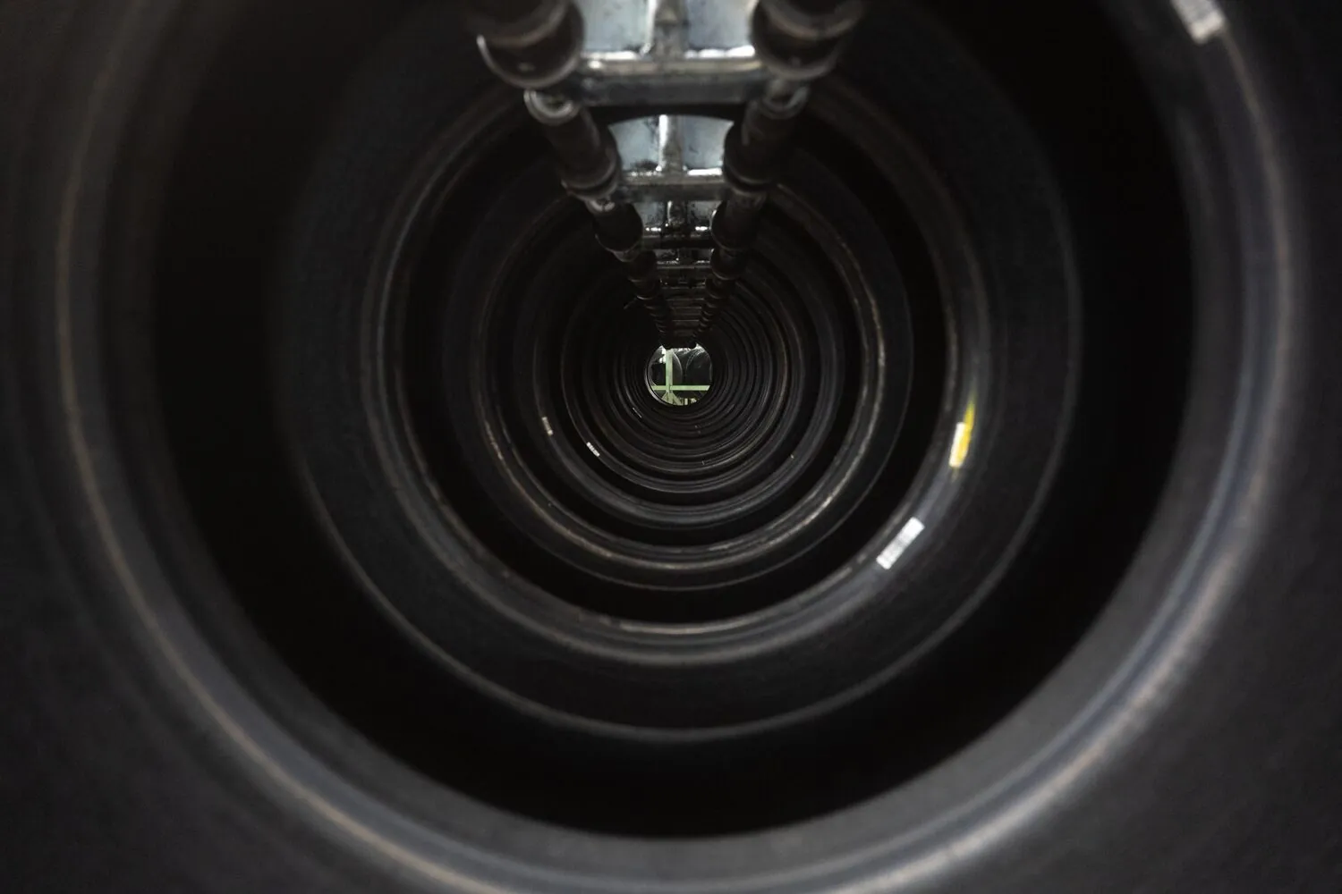 Blick durch einen Stapel Nutzfahrzeugreifen